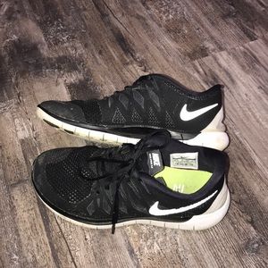 Women’s 8.5 Nike Free Runs 5.0